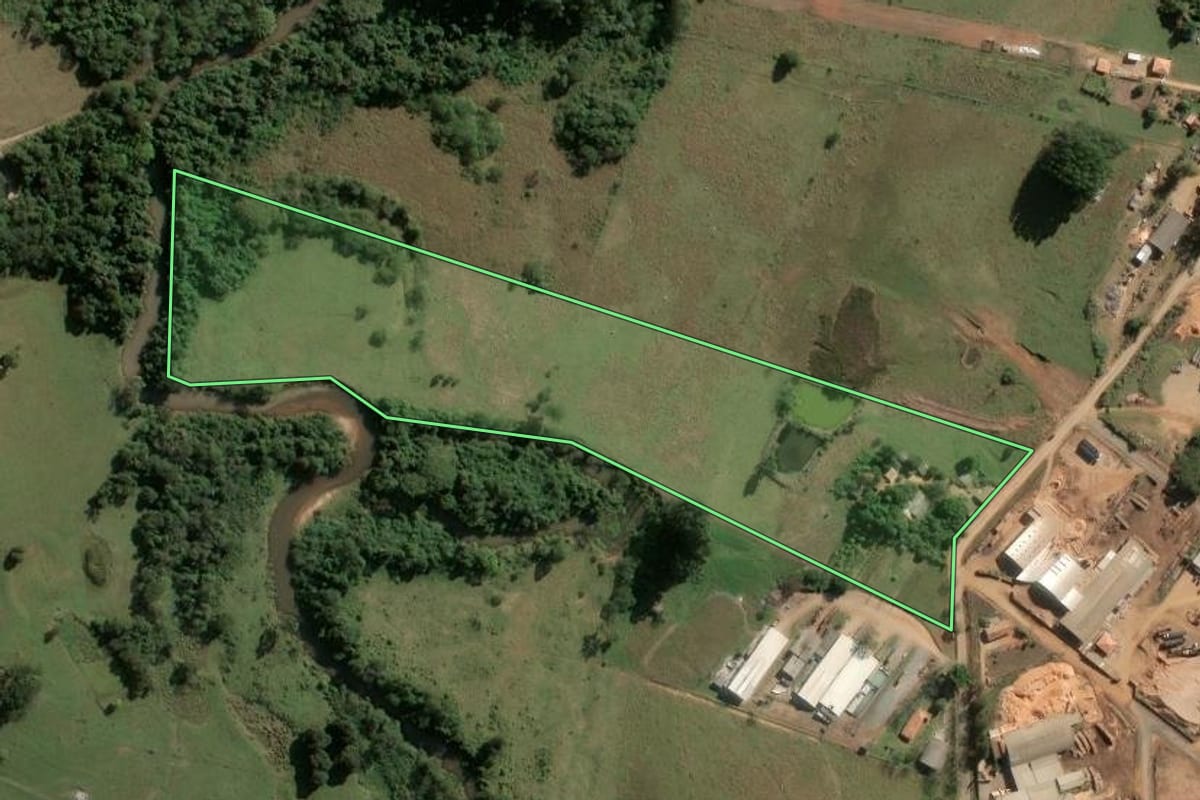 Imagem de satélite do imóvel rural em Sengés (PR), com o contorno declarado no CAR desenhado por cima.