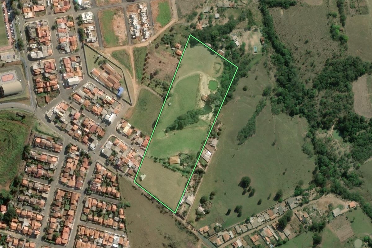 Imagem de satélite do imóvel rural em Sengés (PR), com o contorno declarado no CAR desenhado por cima.