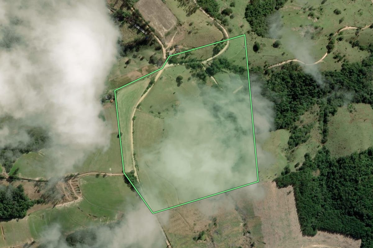 Imagem de satélite do imóvel rural em Sengés (PR), com o contorno declarado no CAR desenhado por cima.