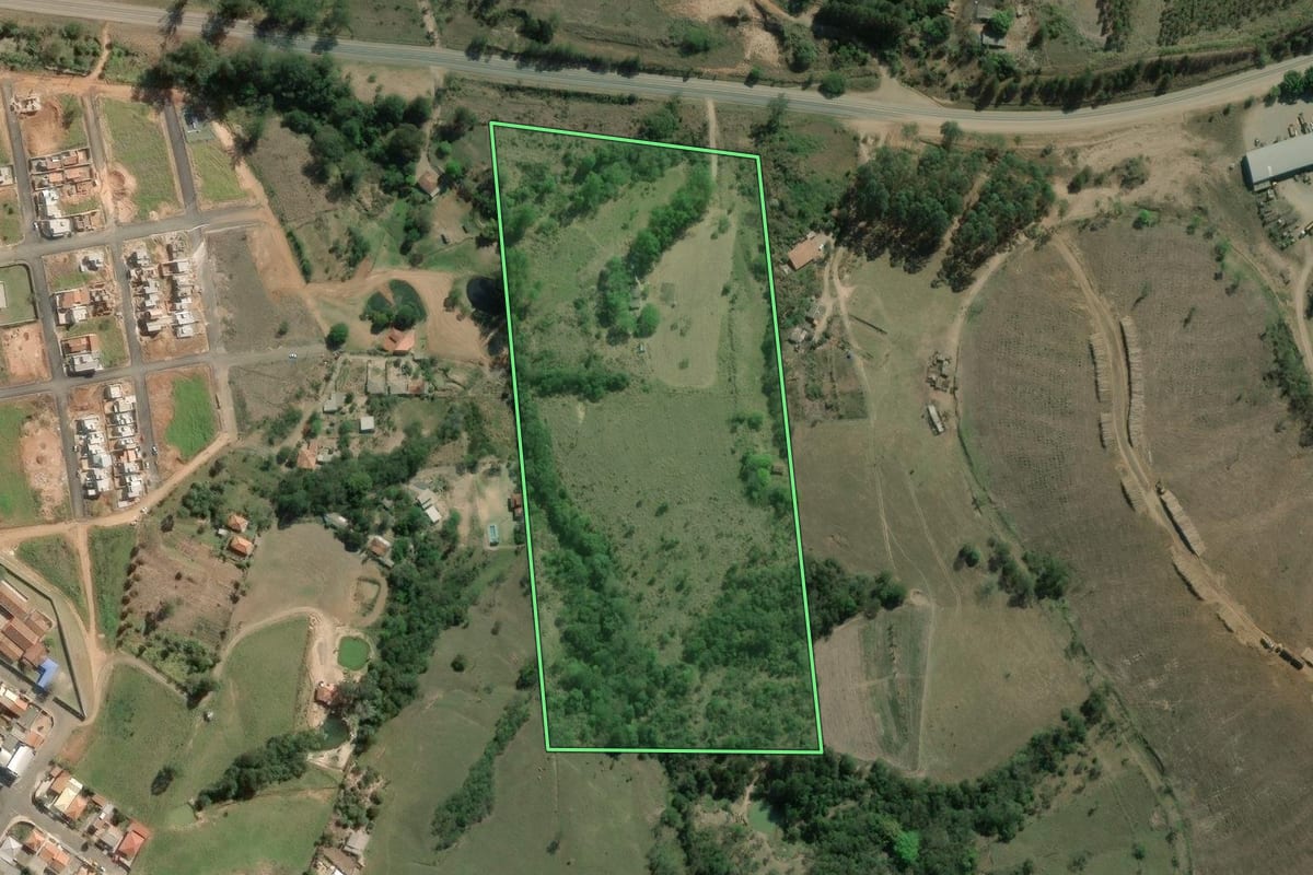 Imagem de satélite do imóvel rural em Sengés (PR), com o contorno declarado no CAR desenhado por cima.