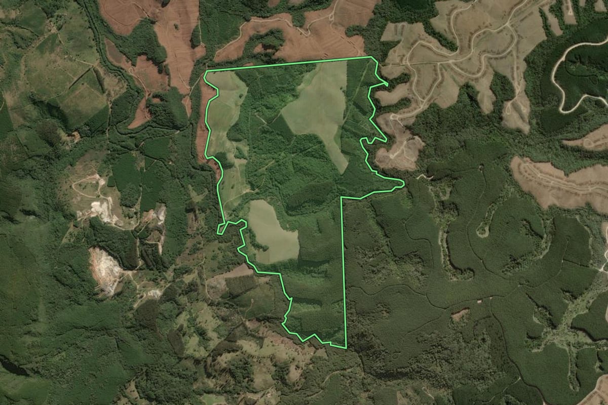 Imagem de satélite do imóvel rural em Sengés (PR), com o contorno declarado no CAR desenhado por cima.