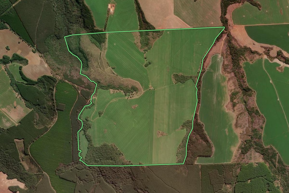 Imagem de satélite do imóvel rural em Sengés (PR), com o contorno declarado no CAR desenhado por cima.