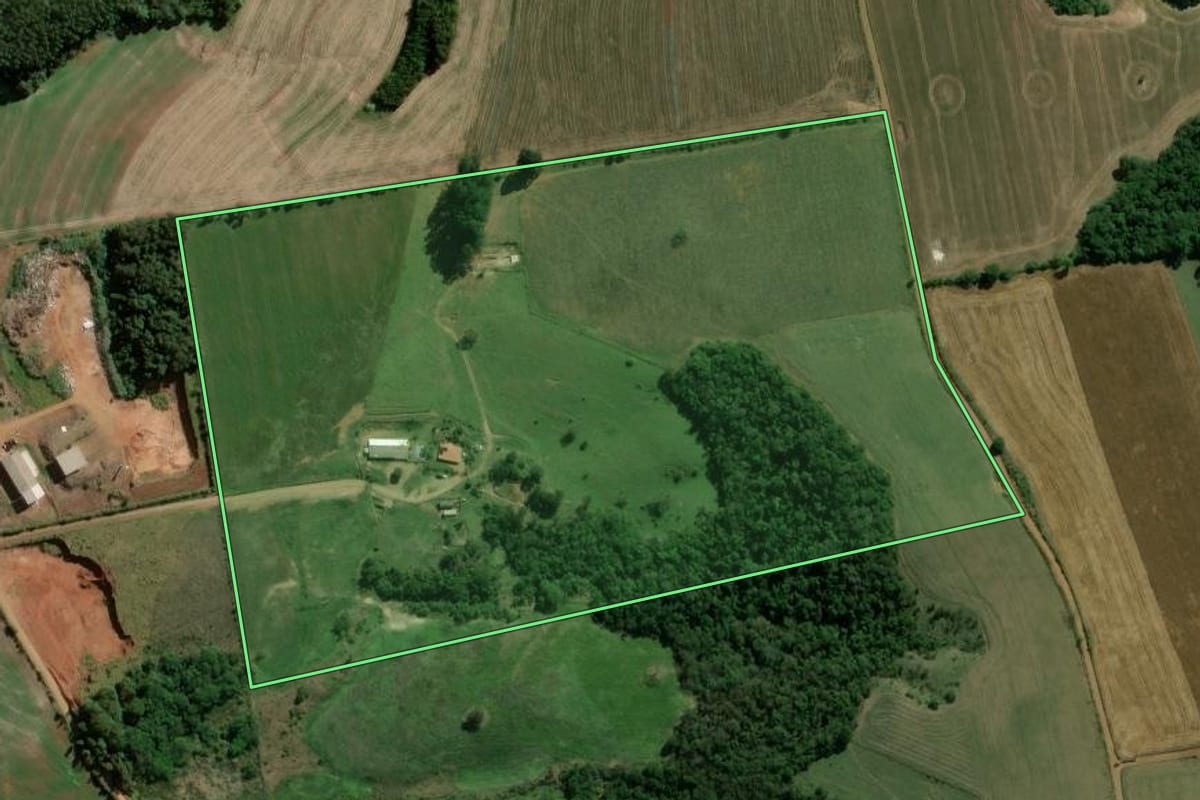 Imagem de satélite do imóvel rural em Sengés (PR), com o contorno declarado no CAR desenhado por cima.