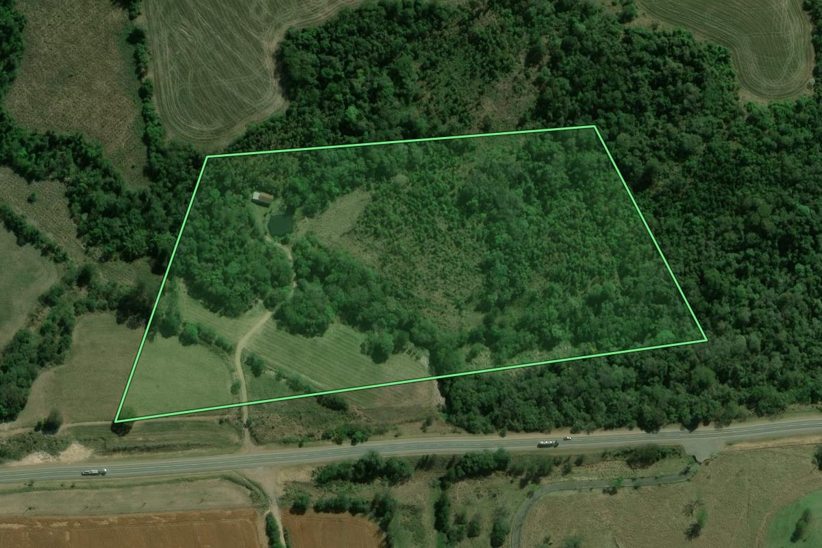 Imagem de satélite do imóvel rural em Sengés (PR), com o contorno declarado no CAR desenhado por cima.