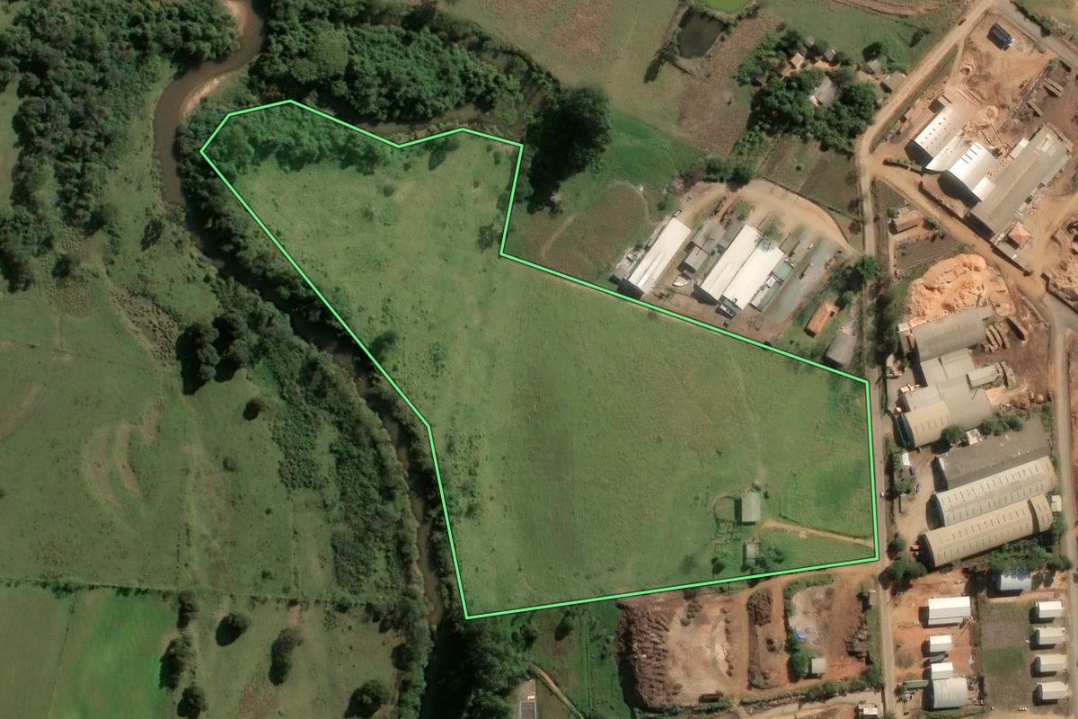 Imagem de satélite do imóvel rural em Sengés (PR), com o contorno declarado no CAR desenhado por cima.