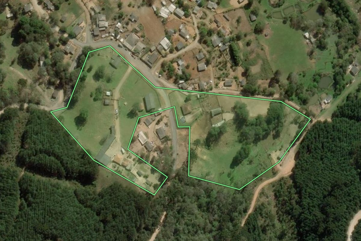 Imagem de satélite do imóvel rural em Sengés (PR), com o contorno declarado no CAR desenhado por cima.
