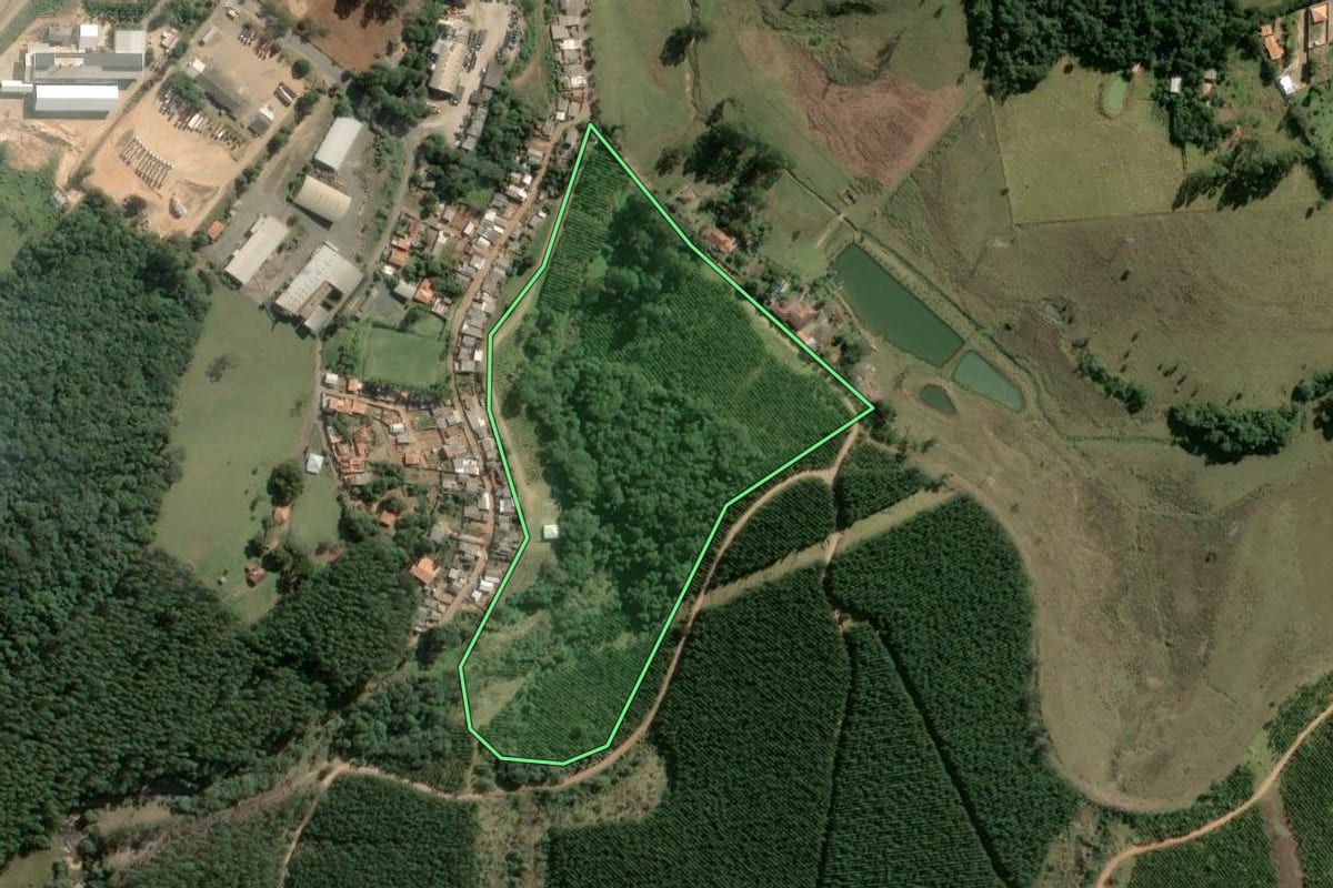 Imagem de satélite do imóvel rural em Sengés (PR), com o contorno declarado no CAR desenhado por cima.