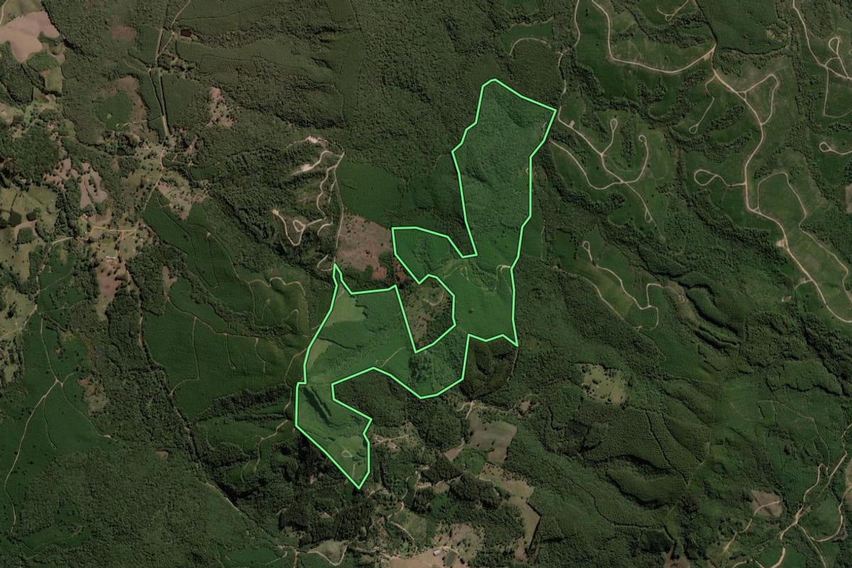 Imagem de satélite do imóvel rural em Sengés (PR), com o contorno declarado no CAR desenhado por cima.