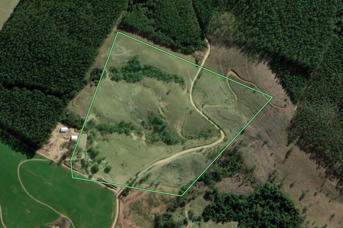 Imagem de satélite do imóvel rural em Sengés (PR), com o contorno declarado no CAR desenhado por cima.