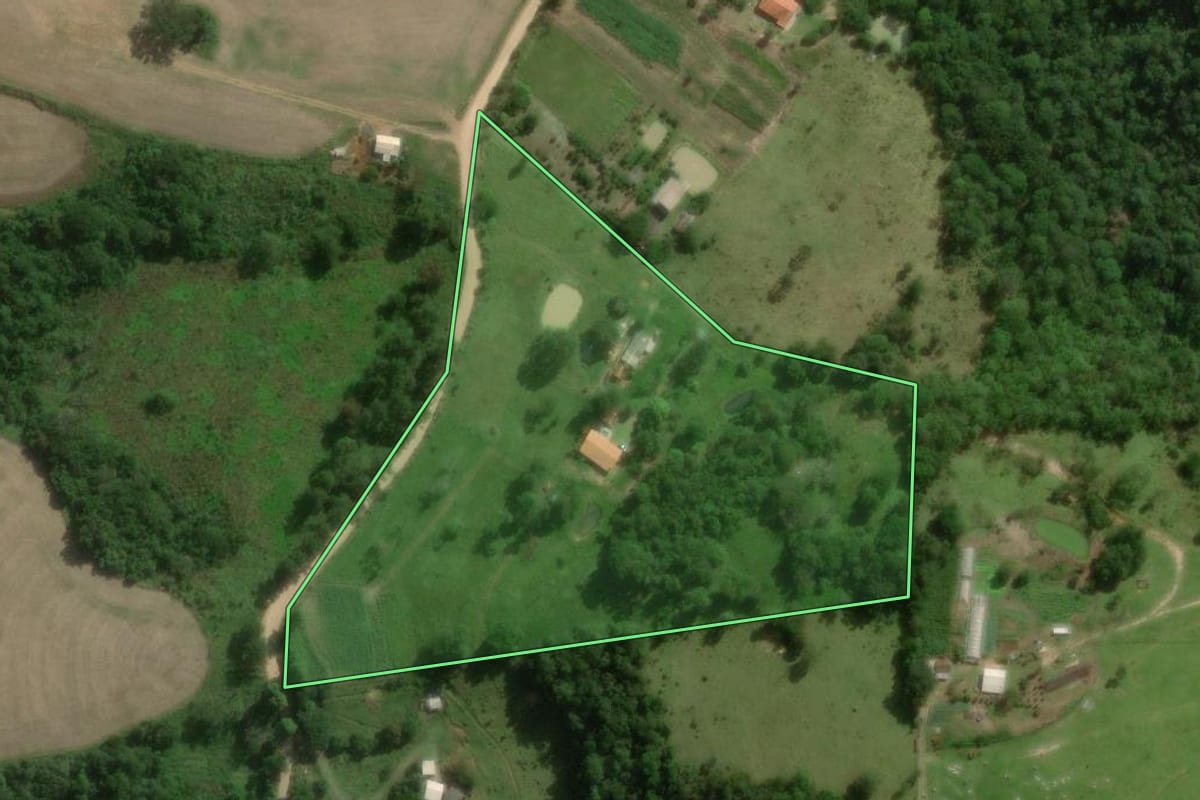 Imagem de satélite do imóvel rural em Sengés (PR), com o contorno declarado no CAR desenhado por cima.