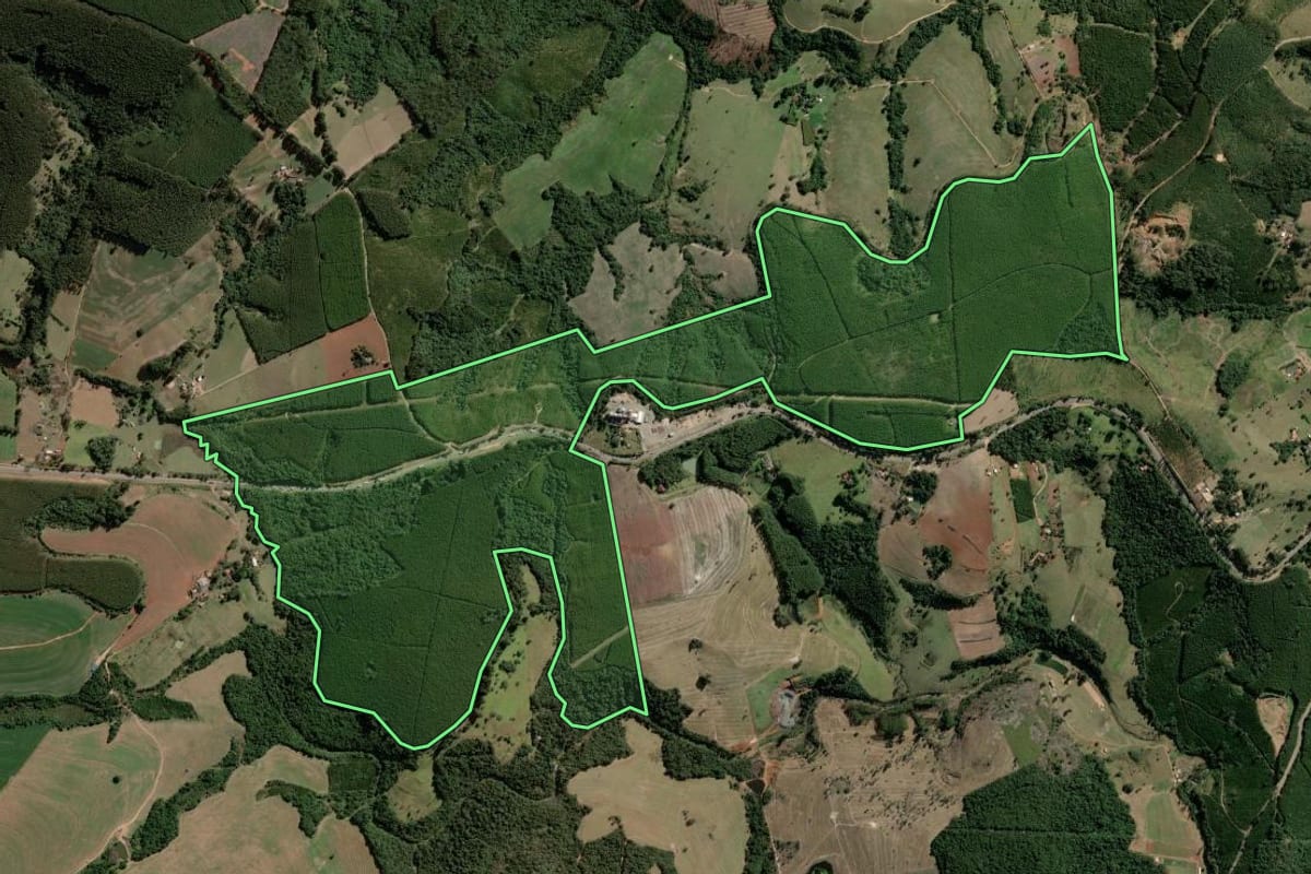 Imagem de satélite do imóvel rural em Sengés (PR), com o contorno declarado no CAR desenhado por cima.