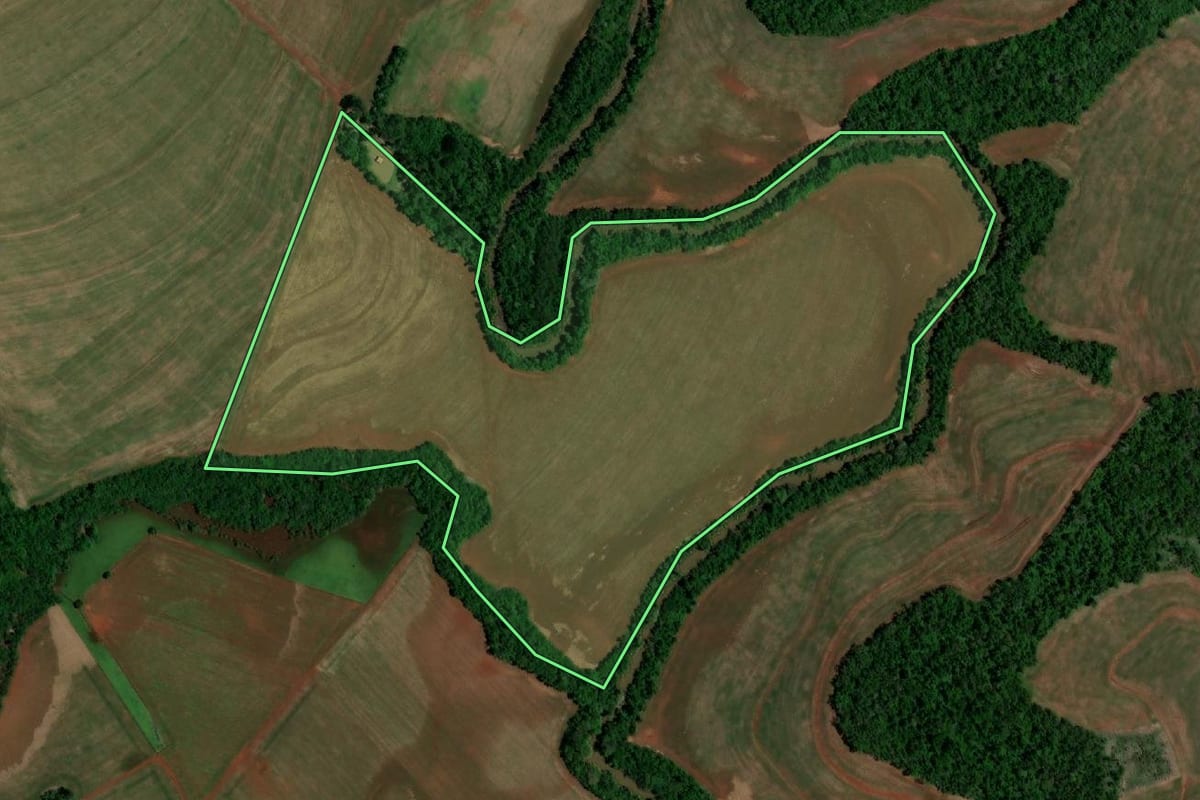 Imagem de satélite do imóvel rural em Serranópolis do Iguaçu (PR), com o contorno declarado no CAR desenhado por cima.