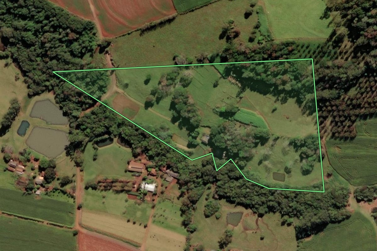 Imagem de satélite do imóvel rural em Serranópolis do Iguaçu (PR), com o contorno declarado no CAR desenhado por cima.
