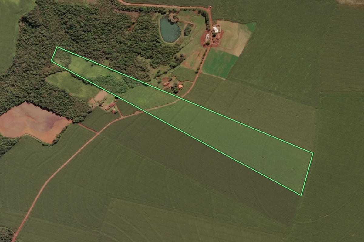 Imagem de satélite do imóvel rural em Serranópolis do Iguaçu (PR), com o contorno declarado no CAR desenhado por cima.