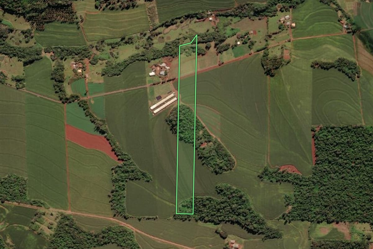 Imagem de satélite do imóvel rural em Serranópolis do Iguaçu (PR), com o contorno declarado no CAR desenhado por cima.