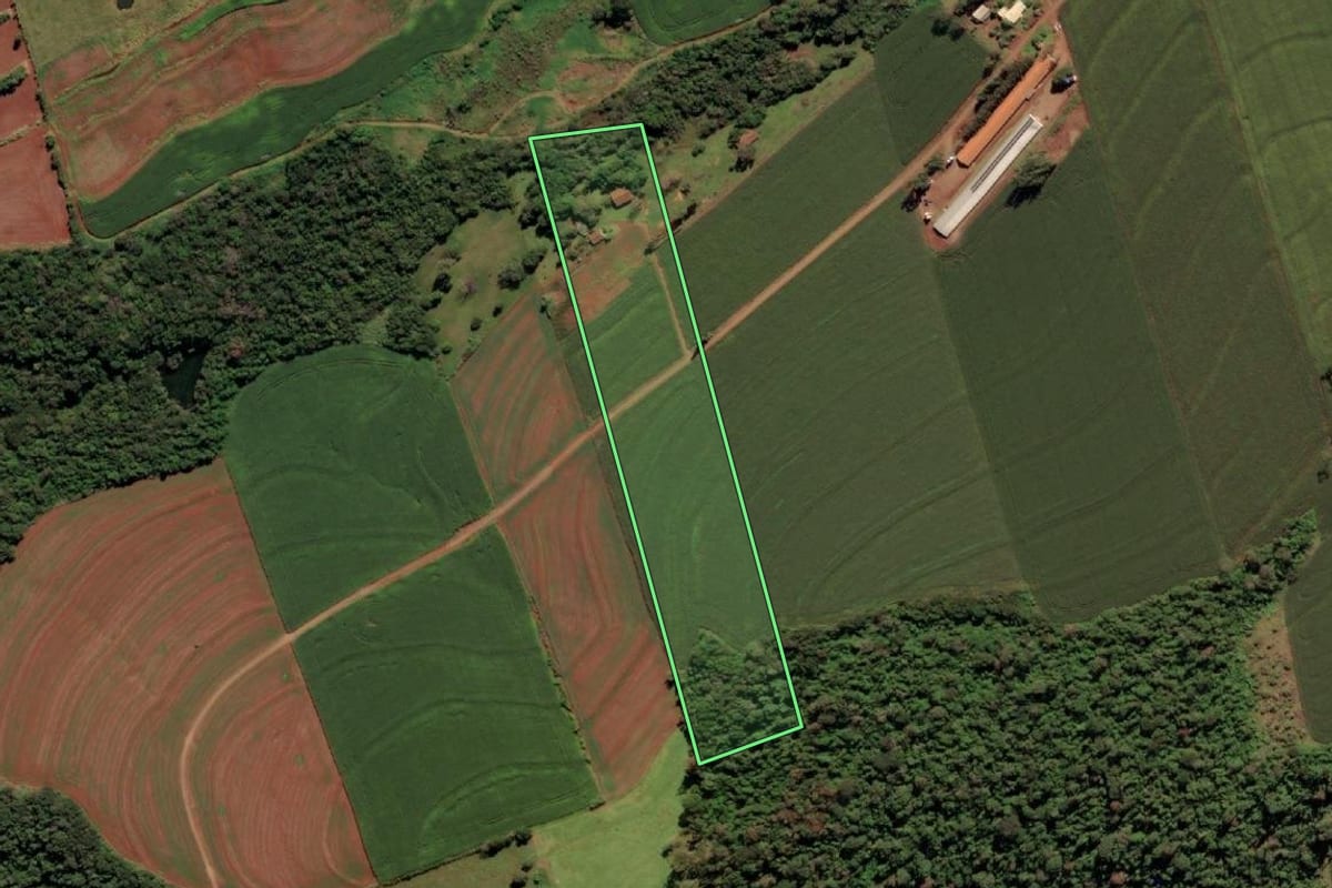 Imagem de satélite do imóvel rural em Serranópolis do Iguaçu (PR), com o contorno declarado no CAR desenhado por cima.