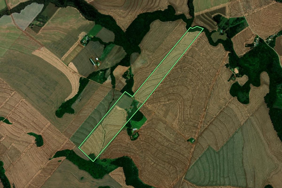 Imagem de satélite do imóvel rural em Serranópolis do Iguaçu (PR), com o contorno declarado no CAR desenhado por cima.