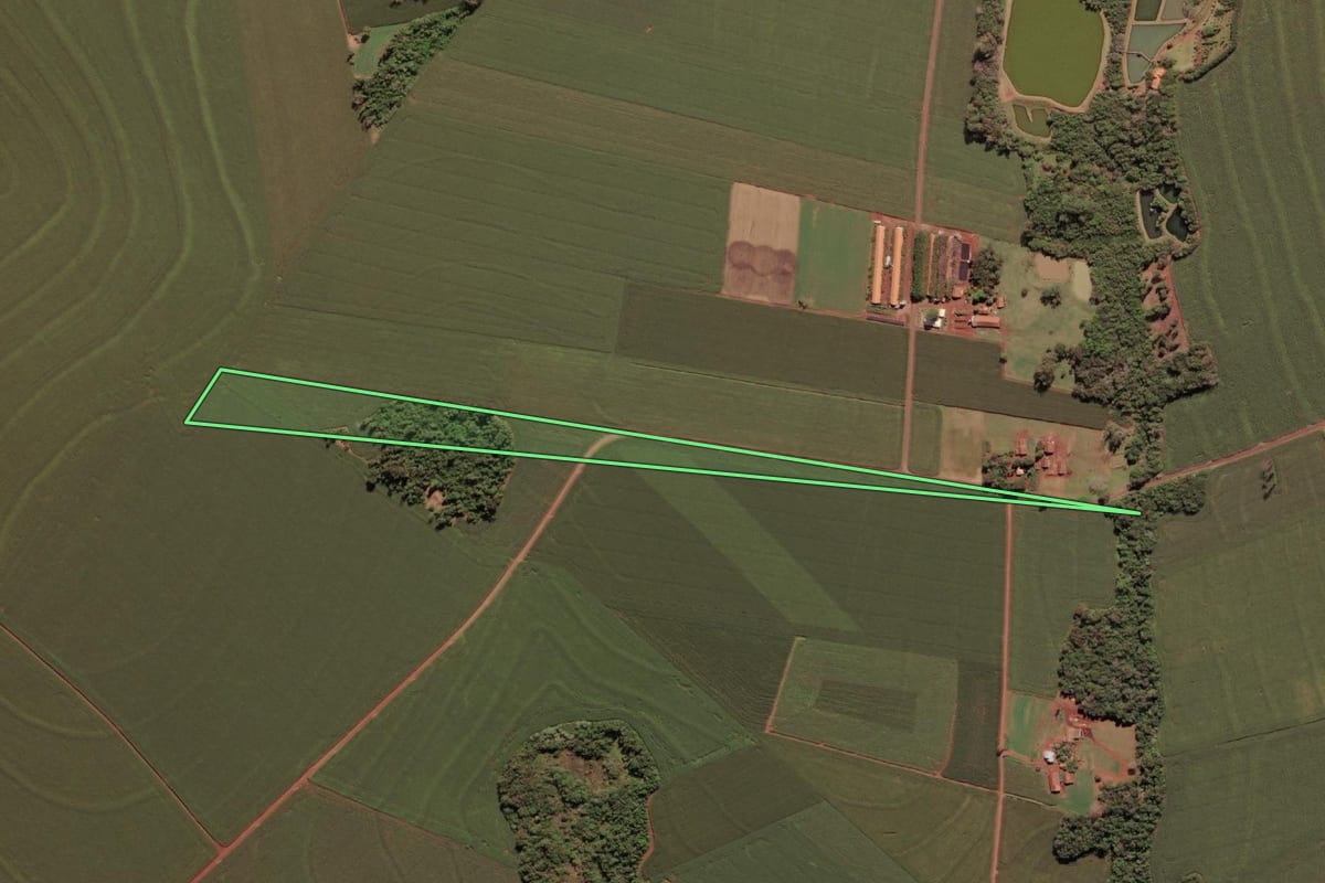 Imagem de satélite do imóvel rural em Serranópolis do Iguaçu (PR), com o contorno declarado no CAR desenhado por cima.