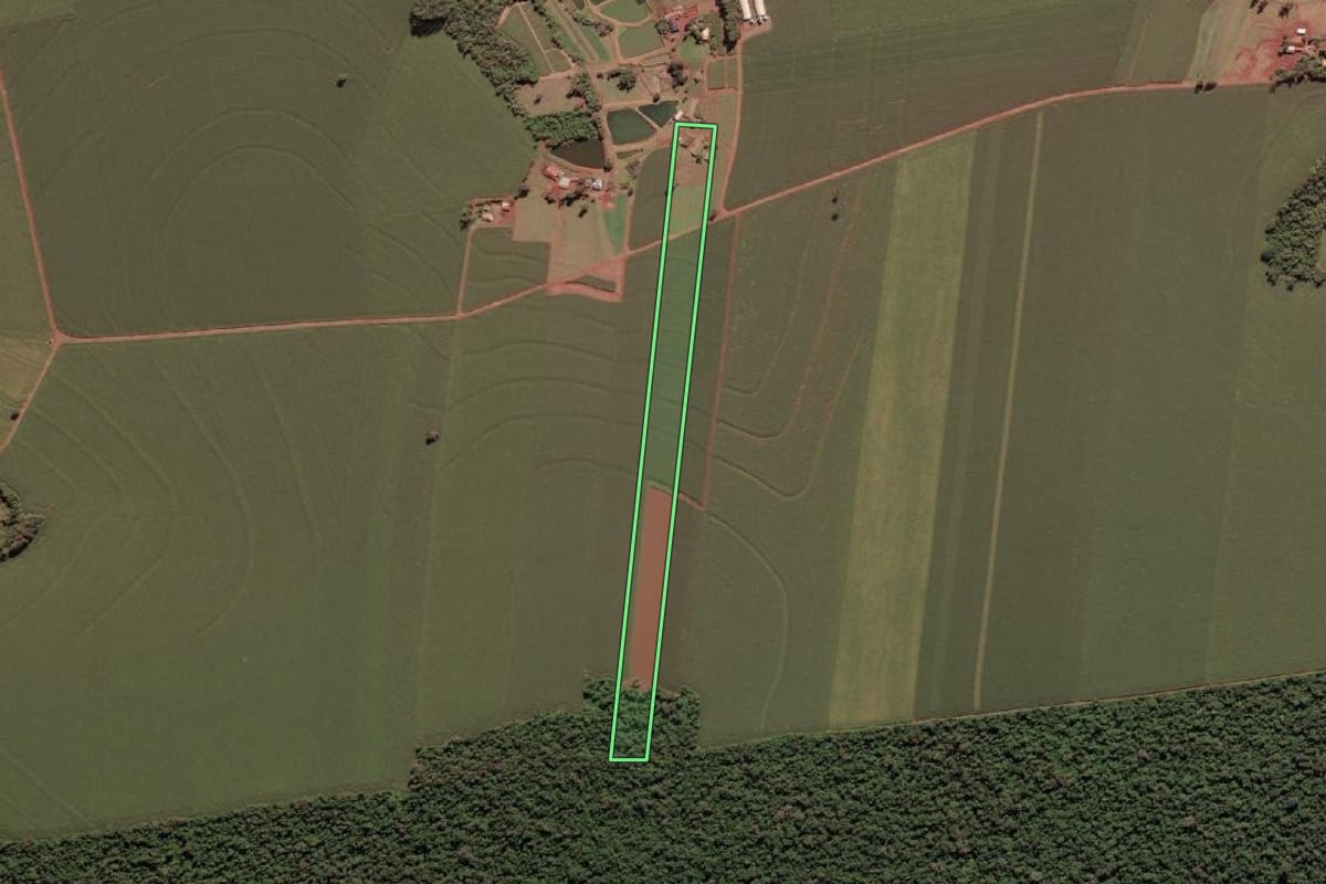 Imagem de satélite do imóvel rural em Serranópolis do Iguaçu (PR), com o contorno declarado no CAR desenhado por cima.