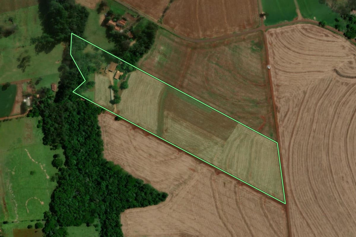 Imagem de satélite do imóvel rural em Serranópolis do Iguaçu (PR), com o contorno declarado no CAR desenhado por cima.