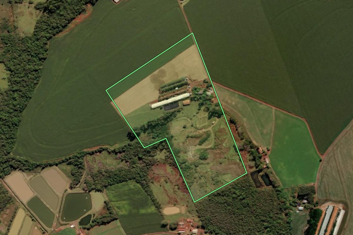 Imagem de satélite do imóvel rural em Serranópolis do Iguaçu (PR), com o contorno declarado no CAR desenhado por cima.