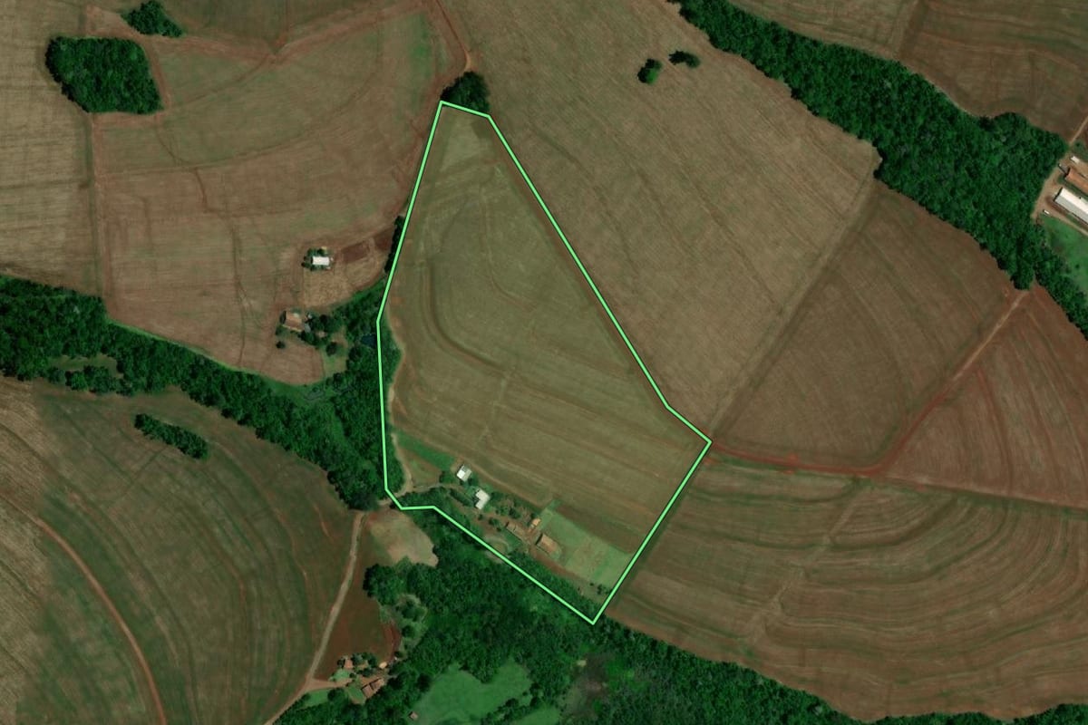 Imagem de satélite do imóvel rural em Serranópolis do Iguaçu (PR), com o contorno declarado no CAR desenhado por cima.
