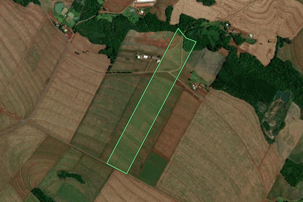 Imagem de satélite do imóvel rural em Serranópolis do Iguaçu (PR), com o contorno declarado no CAR desenhado por cima.