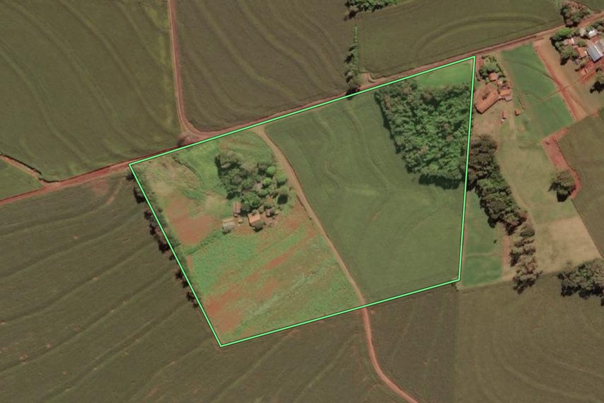 Imagem de satélite do imóvel rural em Serranópolis do Iguaçu (PR), com o contorno declarado no CAR desenhado por cima.