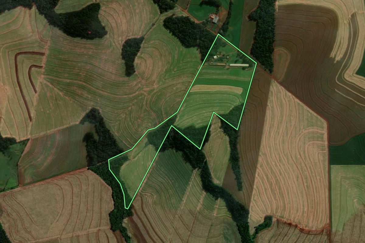 Imagem de satélite do imóvel rural em Serranópolis do Iguaçu (PR), com o contorno declarado no CAR desenhado por cima.