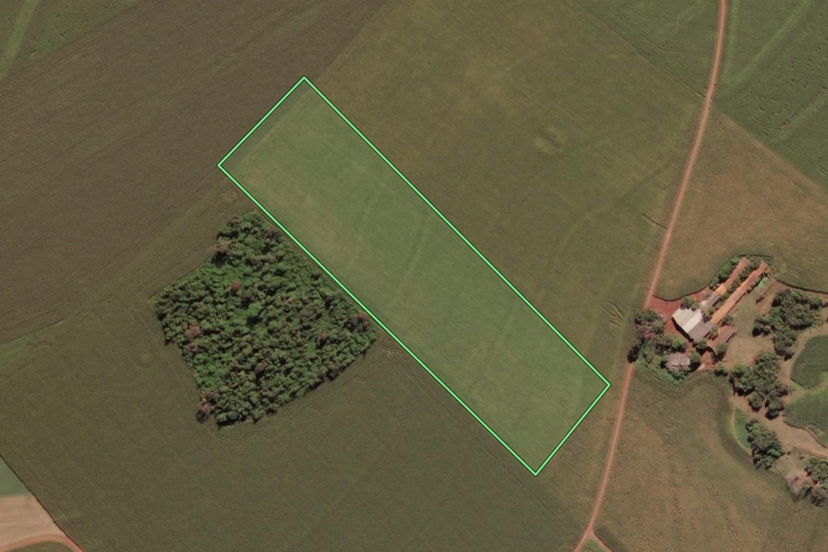 Imagem de satélite do imóvel rural em Serranópolis do Iguaçu (PR), com o contorno declarado no CAR desenhado por cima.