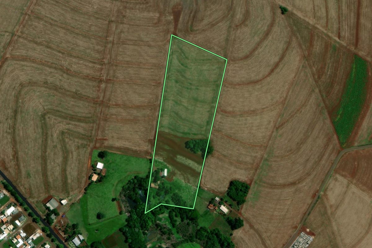Imagem de satélite do imóvel rural em Serranópolis do Iguaçu (PR), com o contorno declarado no CAR desenhado por cima.