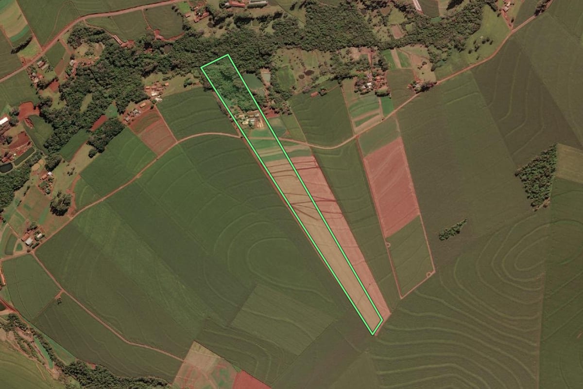 Imagem de satélite do imóvel rural em Serranópolis do Iguaçu (PR), com o contorno declarado no CAR desenhado por cima.