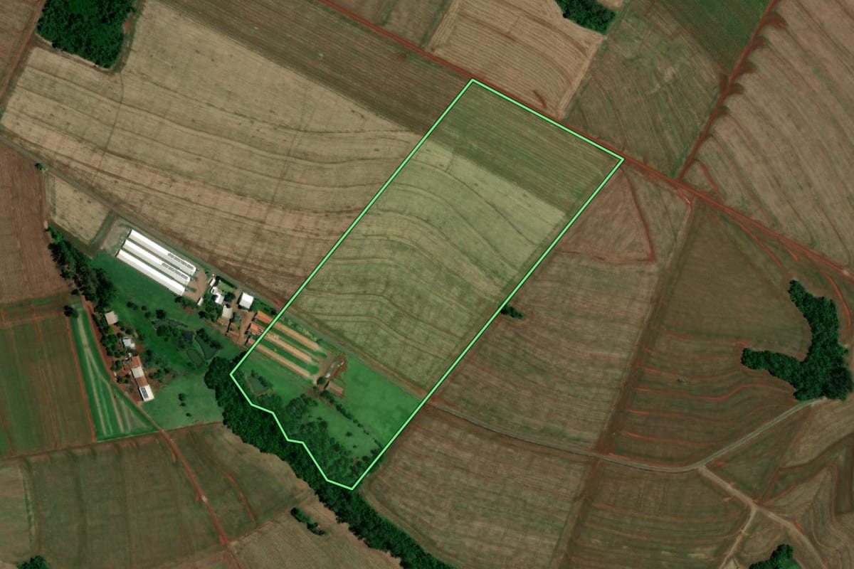Imagem de satélite do imóvel rural em Serranópolis do Iguaçu (PR), com o contorno declarado no CAR desenhado por cima.