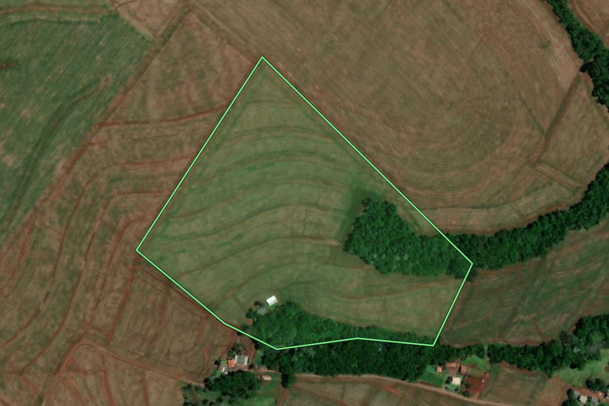 Imagem de satélite do imóvel rural em Serranópolis do Iguaçu (PR), com o contorno declarado no CAR desenhado por cima.