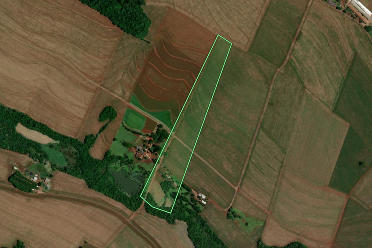 Imagem de satélite do imóvel rural em Serranópolis do Iguaçu (PR), com o contorno declarado no CAR desenhado por cima.