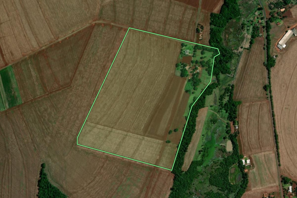Imagem de satélite do imóvel rural em Serranópolis do Iguaçu (PR), com o contorno declarado no CAR desenhado por cima.