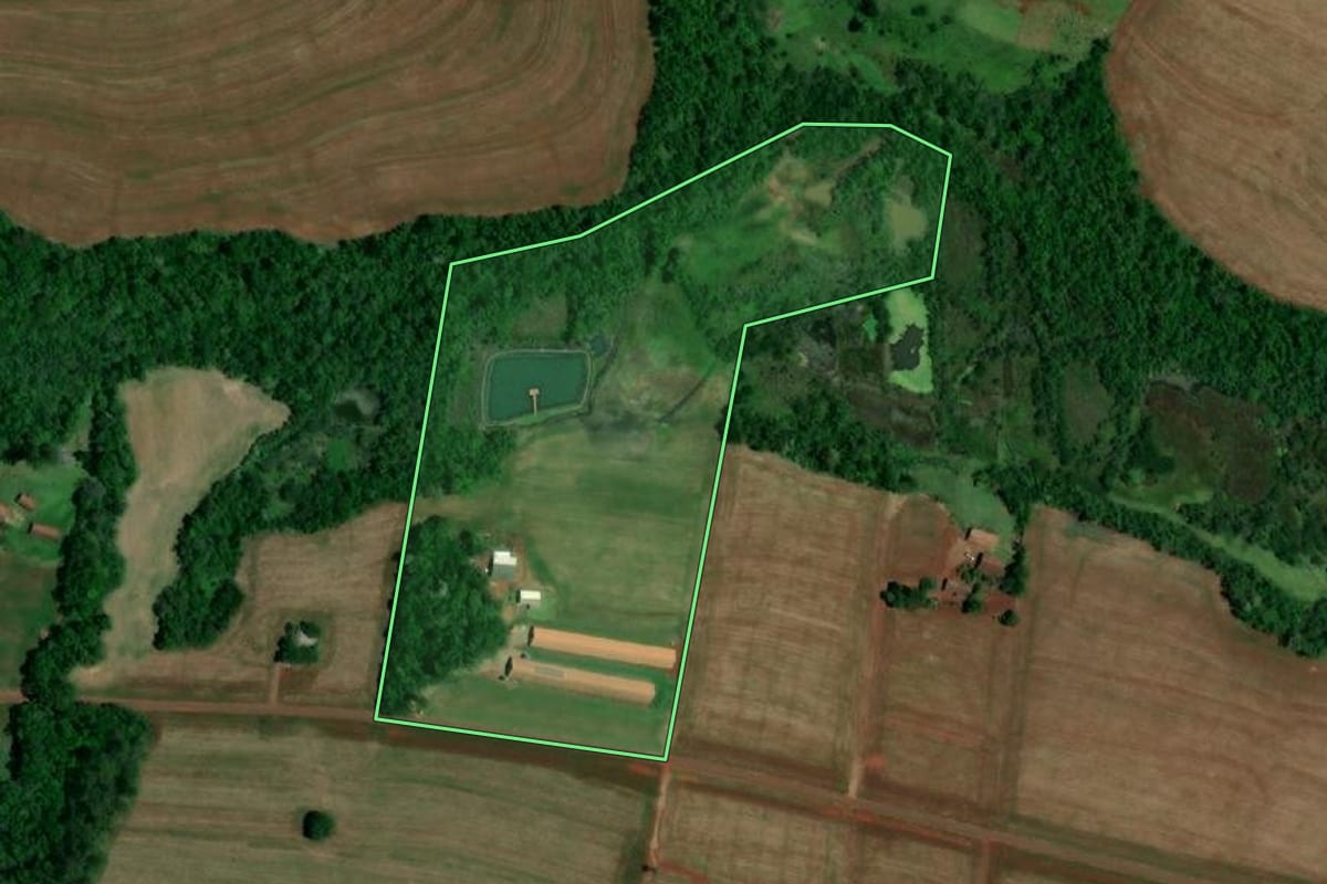 Imagem de satélite do imóvel rural em Serranópolis do Iguaçu (PR), com o contorno declarado no CAR desenhado por cima.