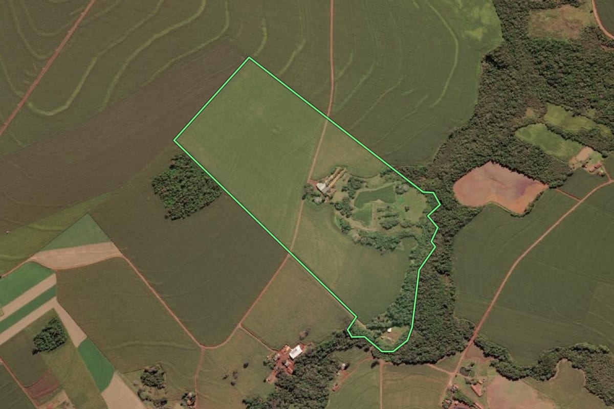 Imagem de satélite do imóvel rural em Serranópolis do Iguaçu (PR), com o contorno declarado no CAR desenhado por cima.