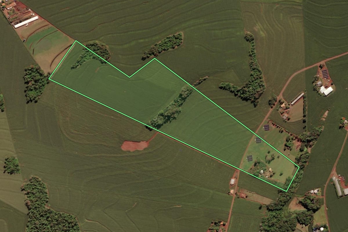 Imagem de satélite do imóvel rural em Serranópolis do Iguaçu (PR), com o contorno declarado no CAR desenhado por cima.
