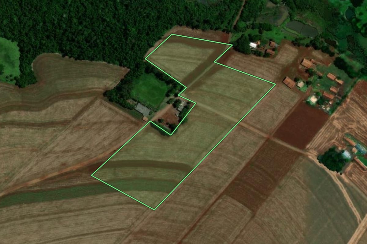 Imagem de satélite do imóvel rural em Serranópolis do Iguaçu (PR), com o contorno declarado no CAR desenhado por cima.