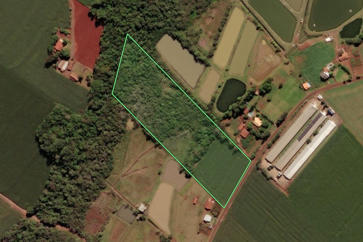 Imagem de satélite do imóvel rural em Serranópolis do Iguaçu (PR), com o contorno declarado no CAR desenhado por cima.
