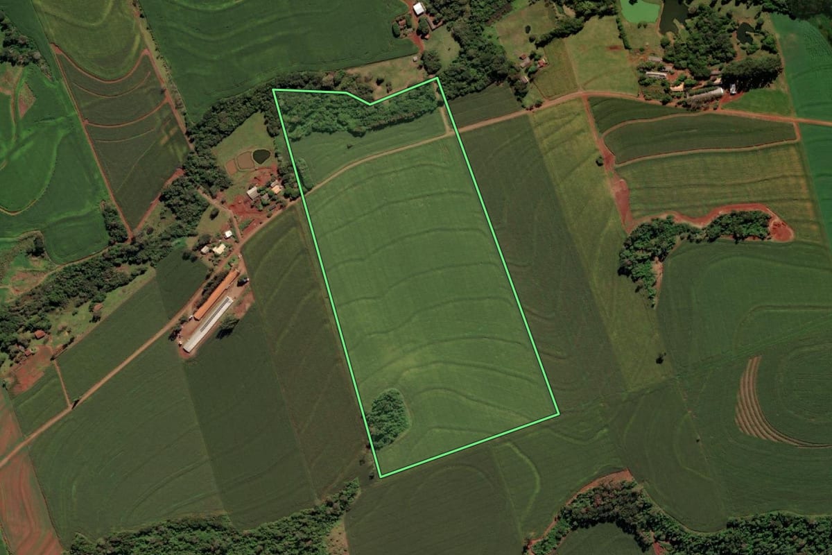 Imagem de satélite do imóvel rural em Serranópolis do Iguaçu (PR), com o contorno declarado no CAR desenhado por cima.
