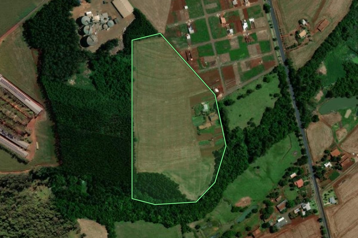 Imagem de satélite do imóvel rural em Serranópolis do Iguaçu (PR), com o contorno declarado no CAR desenhado por cima.