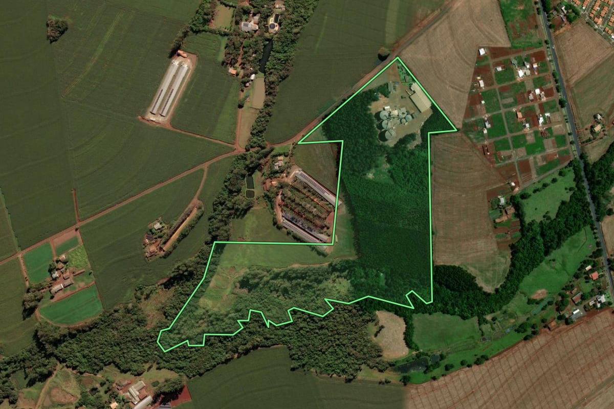 Imagem de satélite do imóvel rural em Serranópolis do Iguaçu (PR), com o contorno declarado no CAR desenhado por cima.