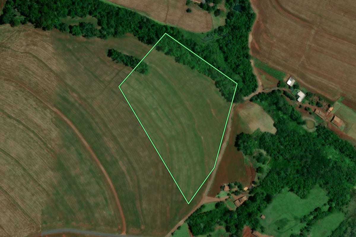 Imagem de satélite do imóvel rural em Serranópolis do Iguaçu (PR), com o contorno declarado no CAR desenhado por cima.