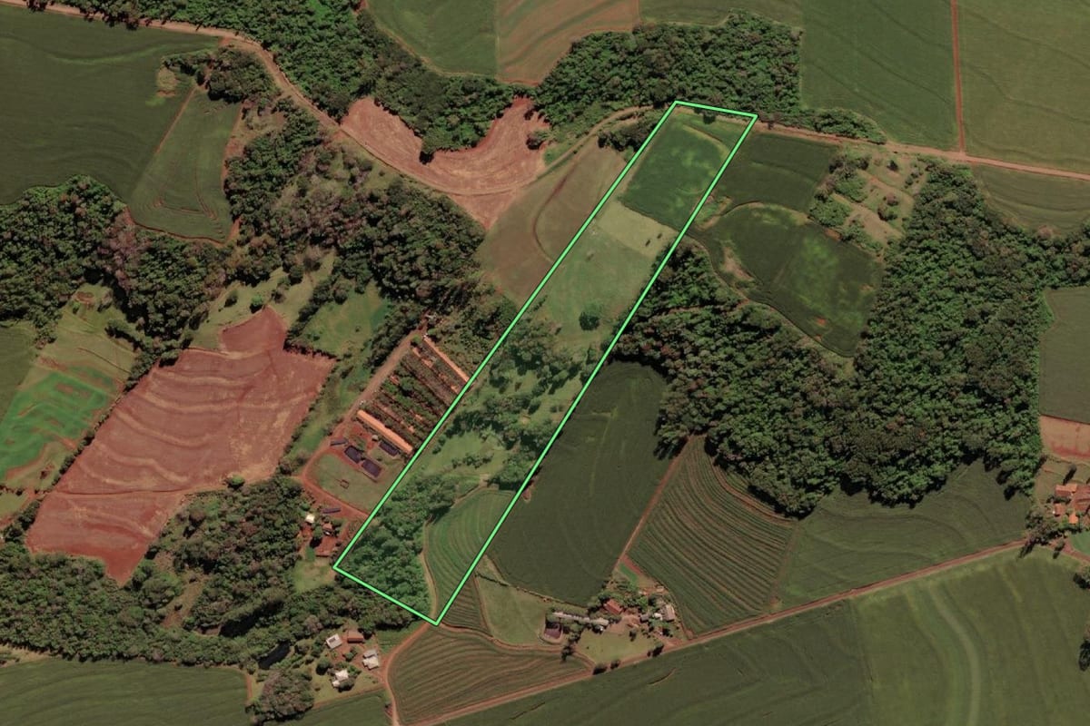 Imagem de satélite do imóvel rural em Serranópolis do Iguaçu (PR), com o contorno declarado no CAR desenhado por cima.