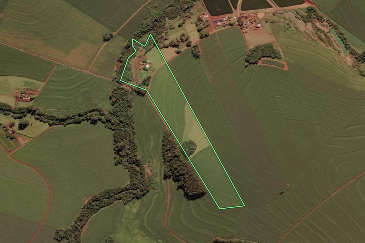 Imagem de satélite do imóvel rural em Serranópolis do Iguaçu (PR), com o contorno declarado no CAR desenhado por cima.