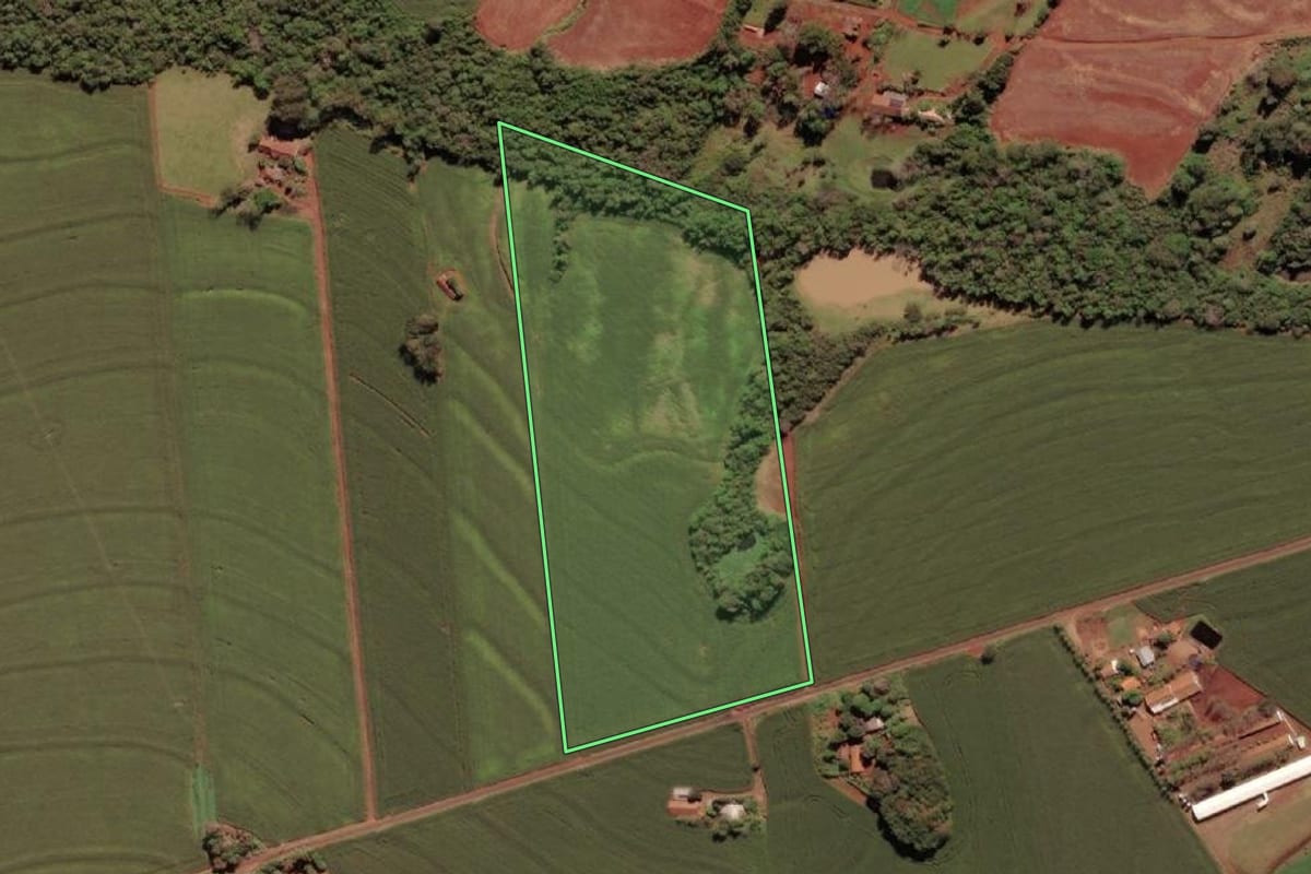 Imagem de satélite do imóvel rural em Serranópolis do Iguaçu (PR), com o contorno declarado no CAR desenhado por cima.