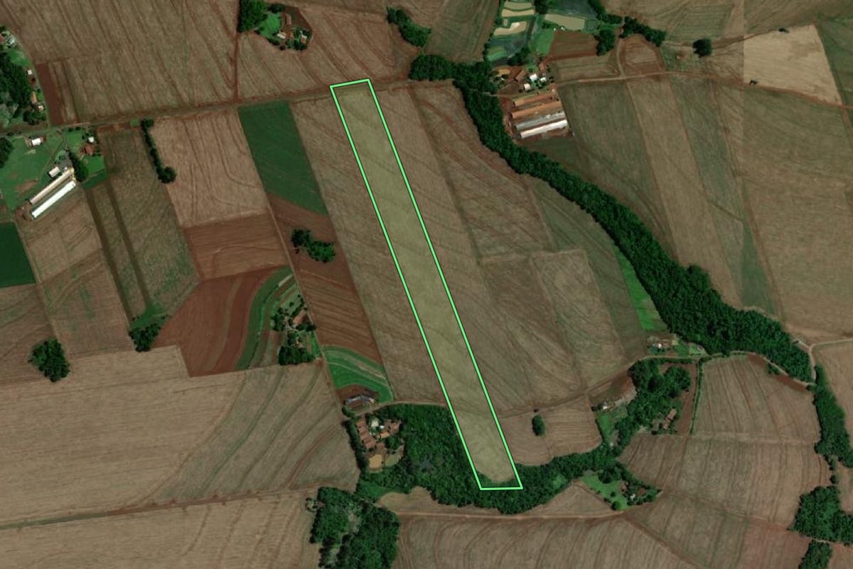Imagem de satélite do imóvel rural em Serranópolis do Iguaçu (PR), com o contorno declarado no CAR desenhado por cima.