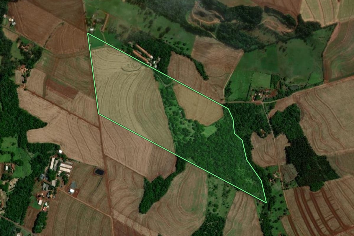 Imagem de satélite do imóvel rural em Serranópolis do Iguaçu (PR), com o contorno declarado no CAR desenhado por cima.